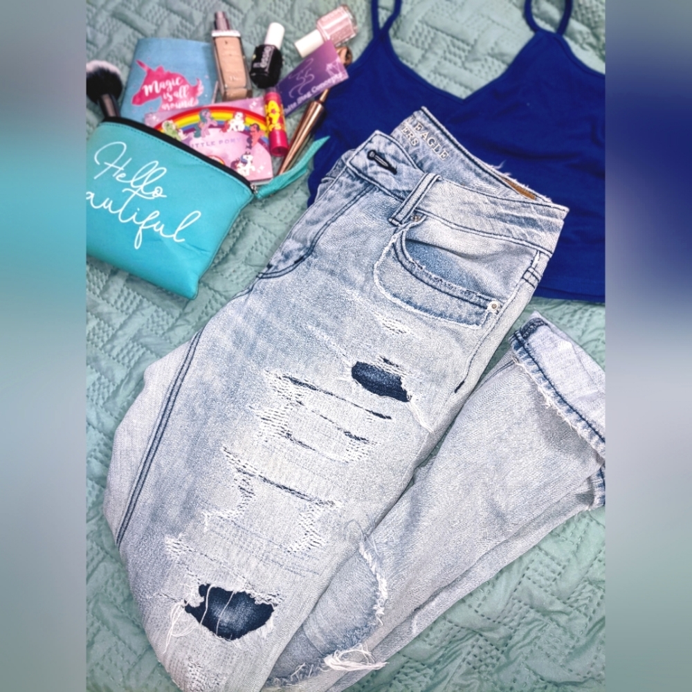 American eagle tomgirl distressed jeans